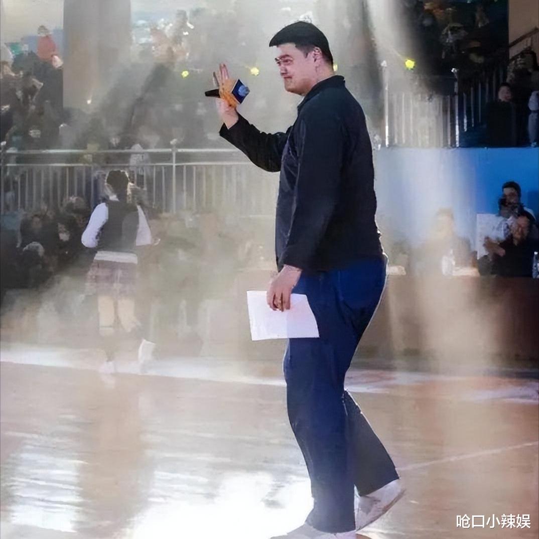 43岁姚明与妻子叶莉同框,穿黑底花纹连衣裙,网友:换发型吧