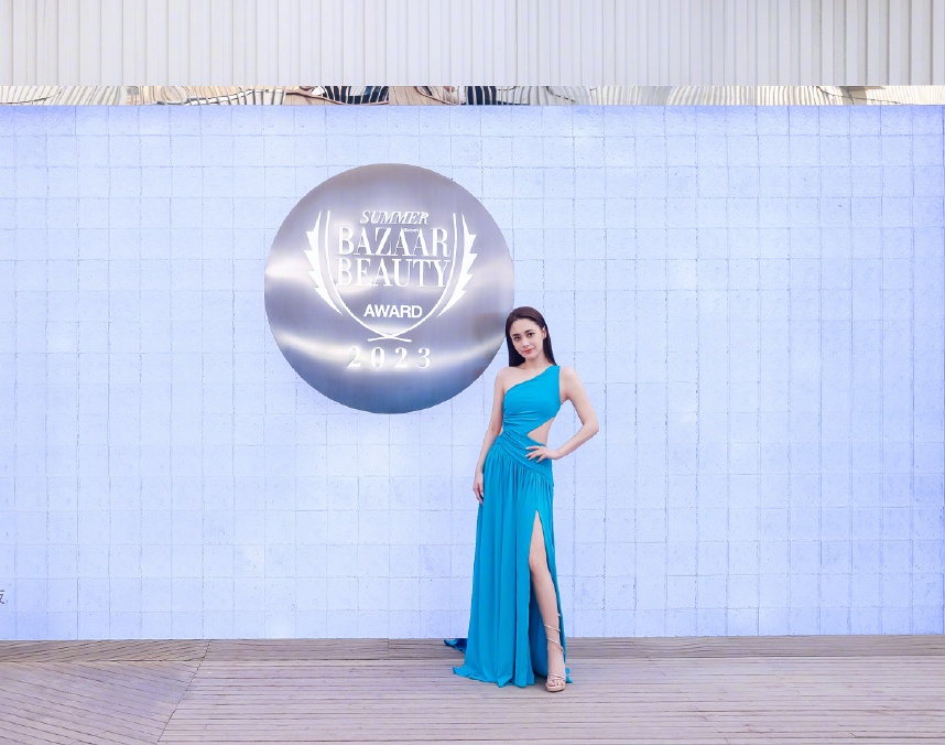 写真|Twins晒写真,阿娇穿蓝色露腰长裙,阿sa穿露肩长裙,同样都娇俏美丽