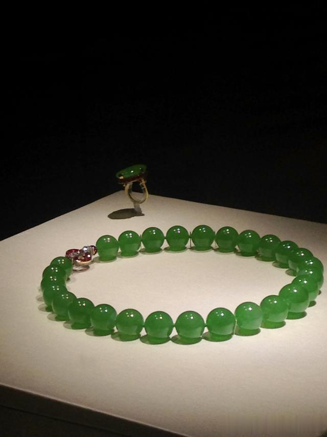 翡翠|那些价值过千万的顶级翡翠都去哪里了？