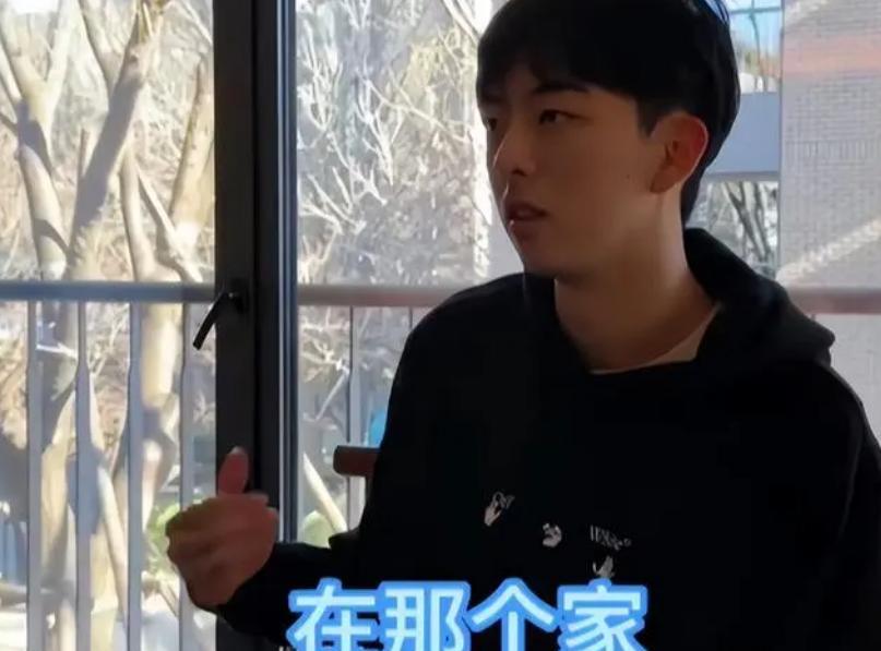 万柳书院少爷获5.6亿流量,网友自称“老奴”当韭菜,还自动下跪