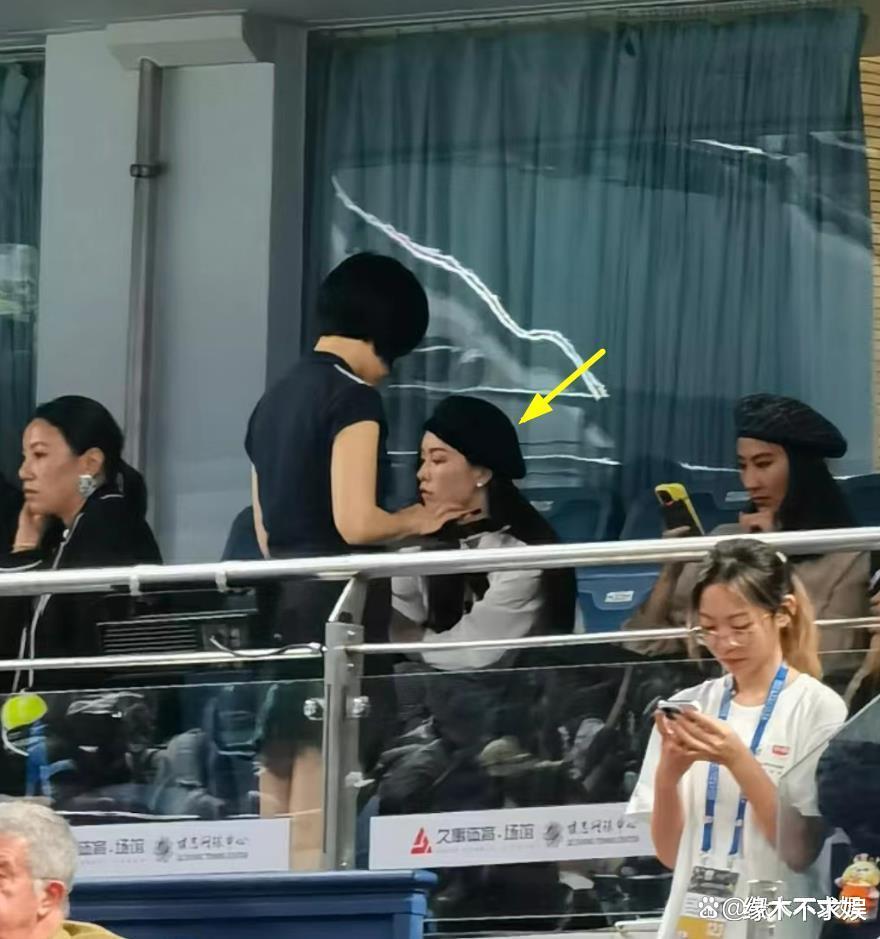 窦骁成“全职女婿”,陪何超莲看网球太专心,看王诗晴眼神变化大