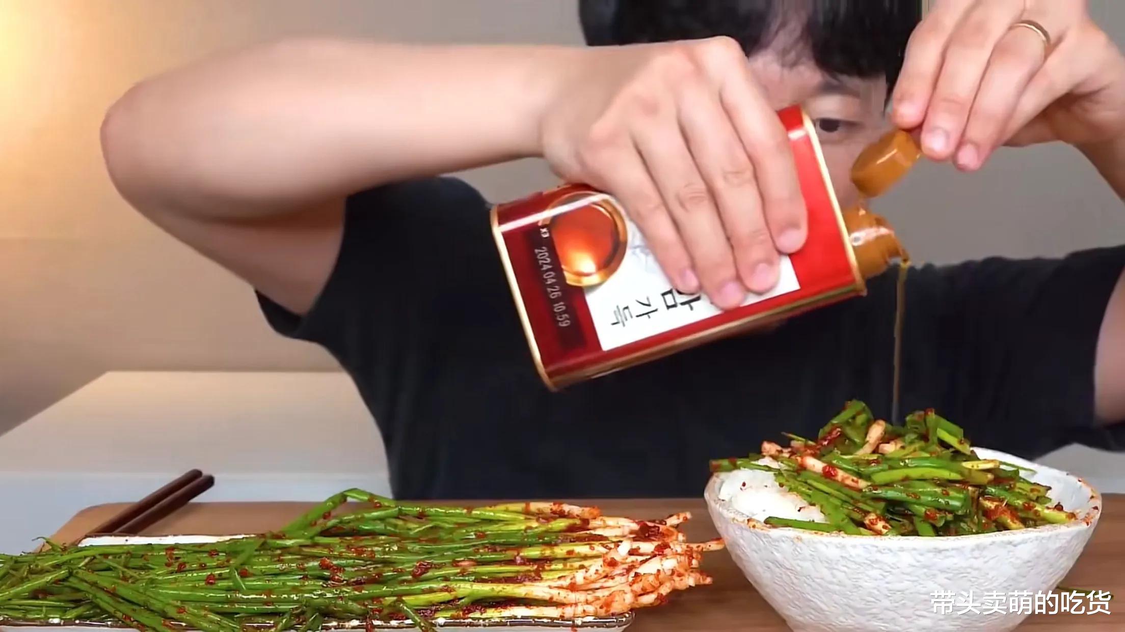 |就没见过比这更寒酸的韩国吃播,小葱拌饭是硬菜,狼吞虎咽冒青筋