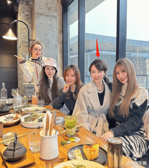 “阔太”李念带三胎儿子出游,辣妈年轻漂亮,萌宝白白胖胖超可爱