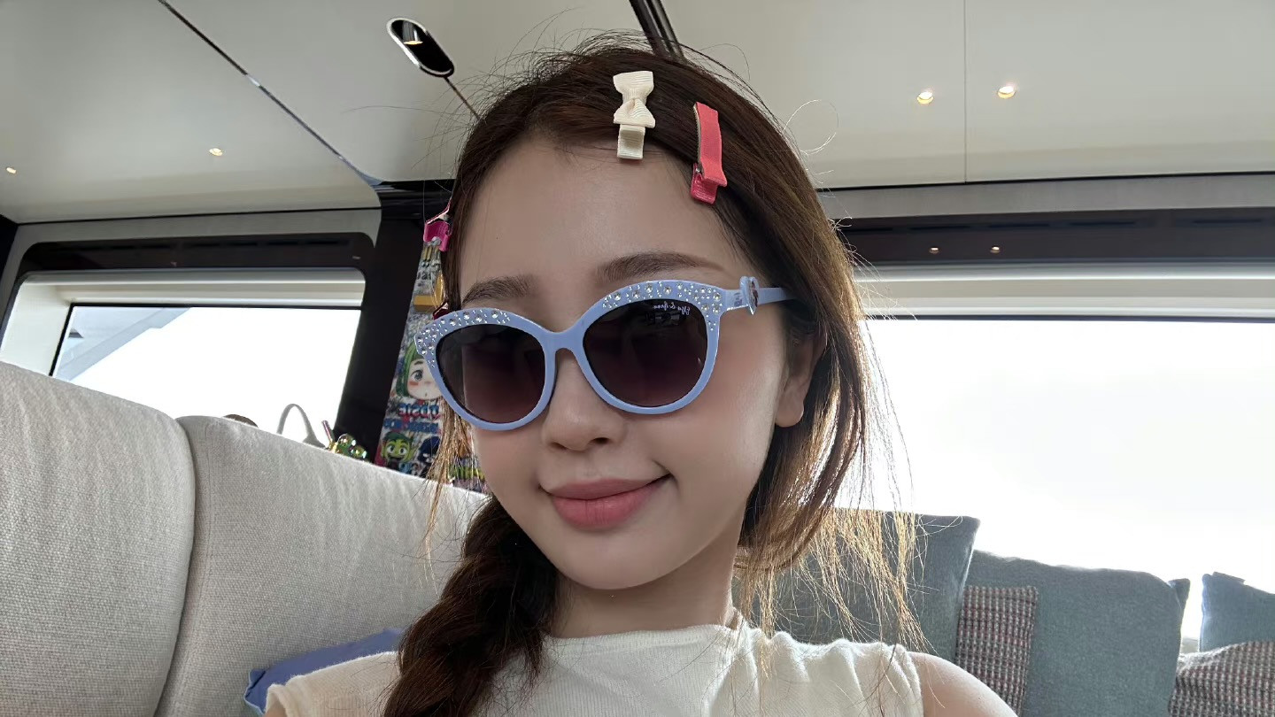 刘銮雄|虞书欣晒出游照，刘銮雄老婆女儿惊喜出镜，网友直呼朋友圈好强大