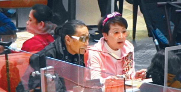 谢贤|86岁谢贤近况罕曝光，与女粉合影紧盯对方