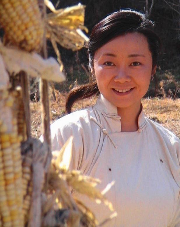 她38岁演《闯关东》成名,嫁17岁初恋,结婚33年丈夫甘当“煮夫”