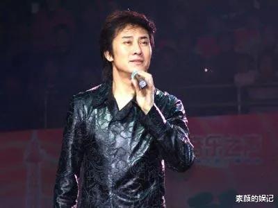 青岛市|江涛直播唱歌遇尴尬,老婆一直插嘴跟粉丝主动要礼物,好像很缺钱