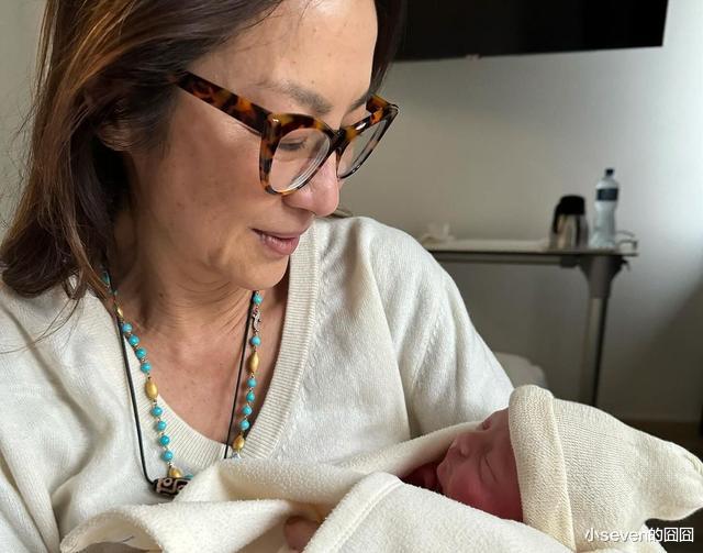 杨紫琼首次晒出祖孙三代照片,抱着新生儿太抢镜,61岁升级当奶奶