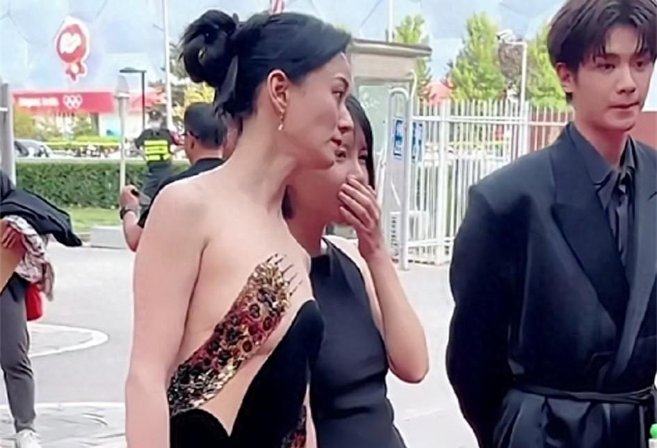 45岁倪虹洁“真空”走红毯,上半身像没穿衣服,影帝张译满脸不适