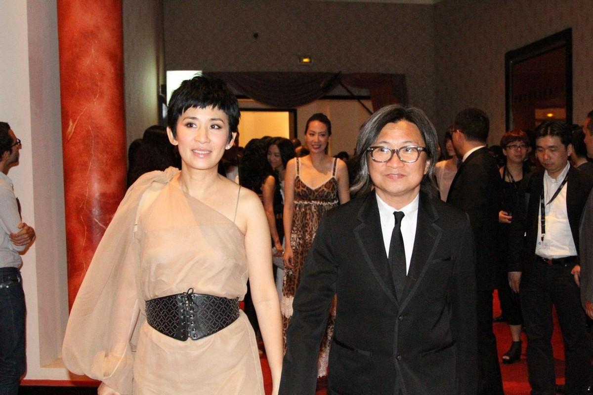 吴君如|中年依旧未婚未孕, 却从不缺固定伴侣, 3位\假清高\女星过得很滋润