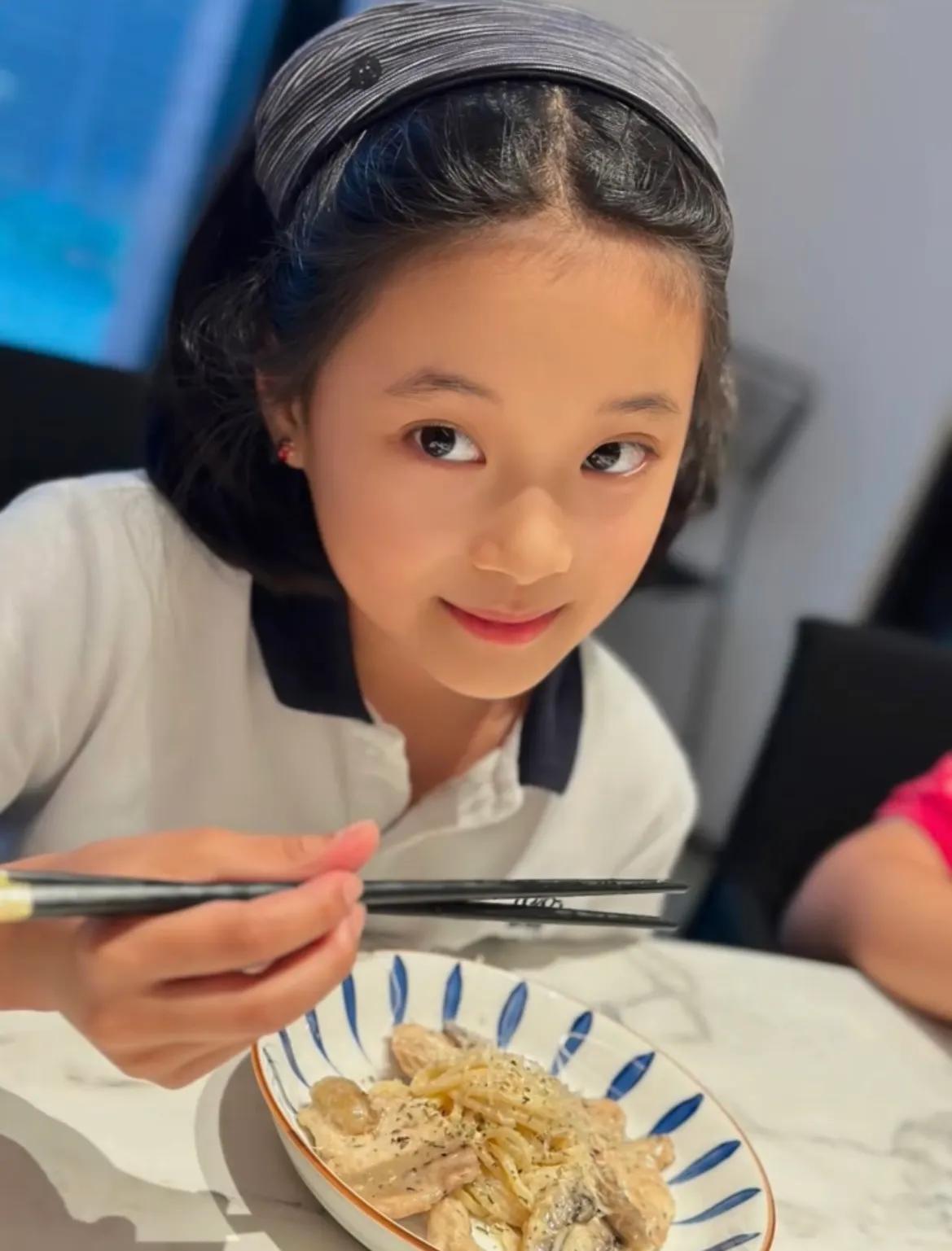 梅婷晒温馨家庭日常,9岁女儿快快开始爱美,模样水灵漂亮像妈妈 - 娱乐