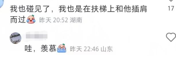 张艺兴|张艺兴大年三十陪妈妈逛街,双手插兜打扮低调,被夸赞好孝顺