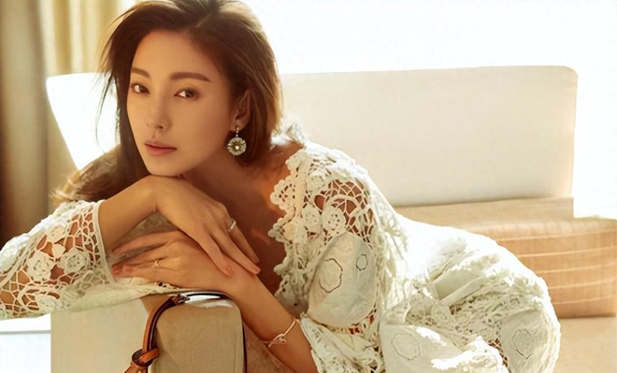 真会玩，36岁张雨绮又交往小鲜肉！男方在车内换衣不避讳