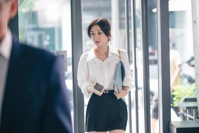 秦岚的反向多巴胺穿搭，有点东西！