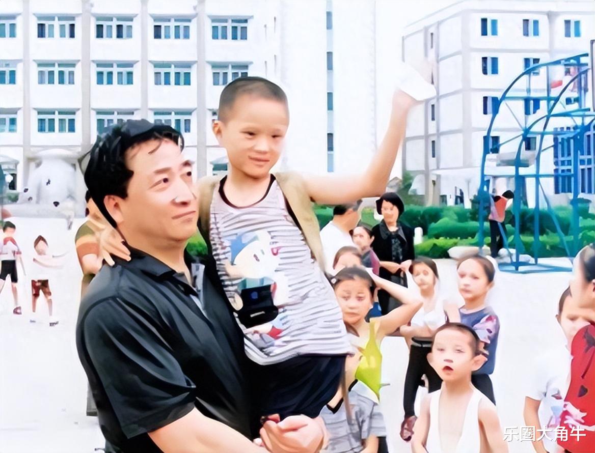 善恶终有报!当初不顾妻女反对收养孤儿的姜昆,如今走上康庄大道