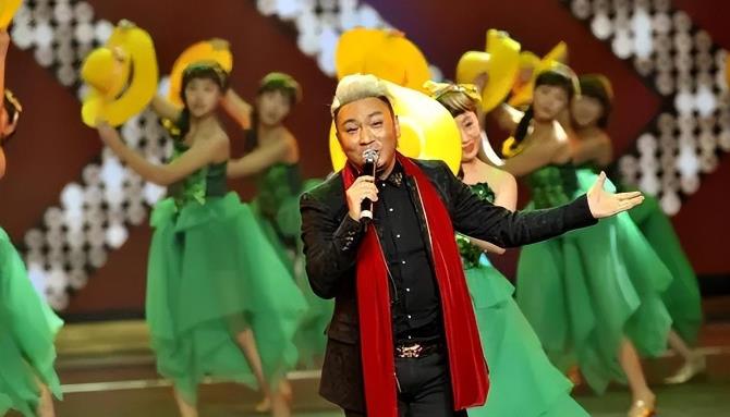 央视春晚|央视春晚一曲成名,被砍下巴脱落缝130针变阶下囚,今卖马桶为生