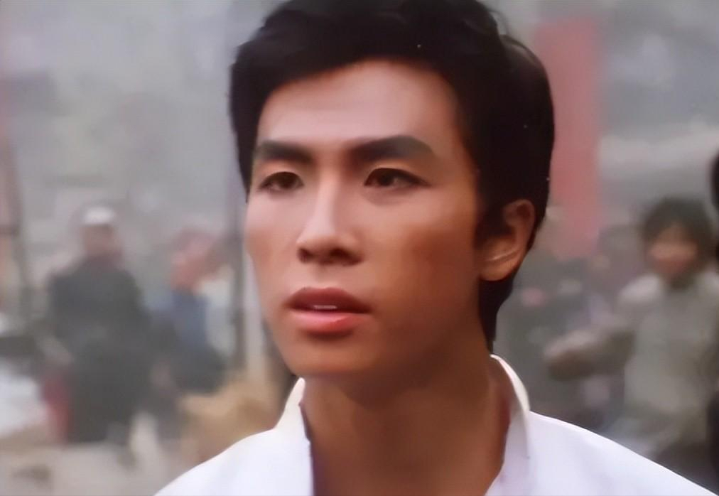 当时的甄子丹身上还有几分青涩,除了一身肌肉带来的完美线条,长相上没