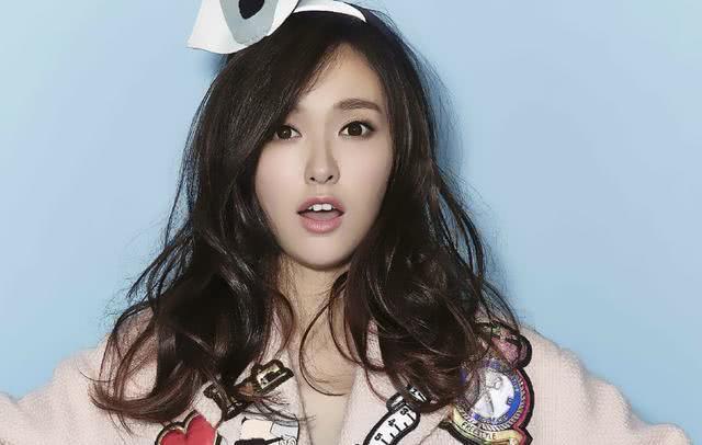 近日，著名女演员唐嫣在拍摄新戏时不幸受伤，引发社会广泛关注。