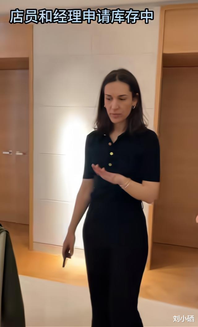 刘亦菲|贾乃亮法国逛街，清空LV店引老外注目，甜馨早已验证父亲实力