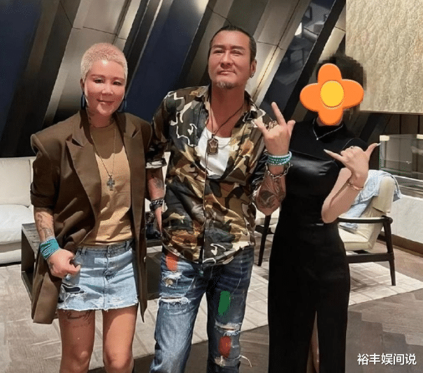 港星孙兴驰援甘肃灾区！穿军大衣请灾民吃拉面，现场还送羽绒服