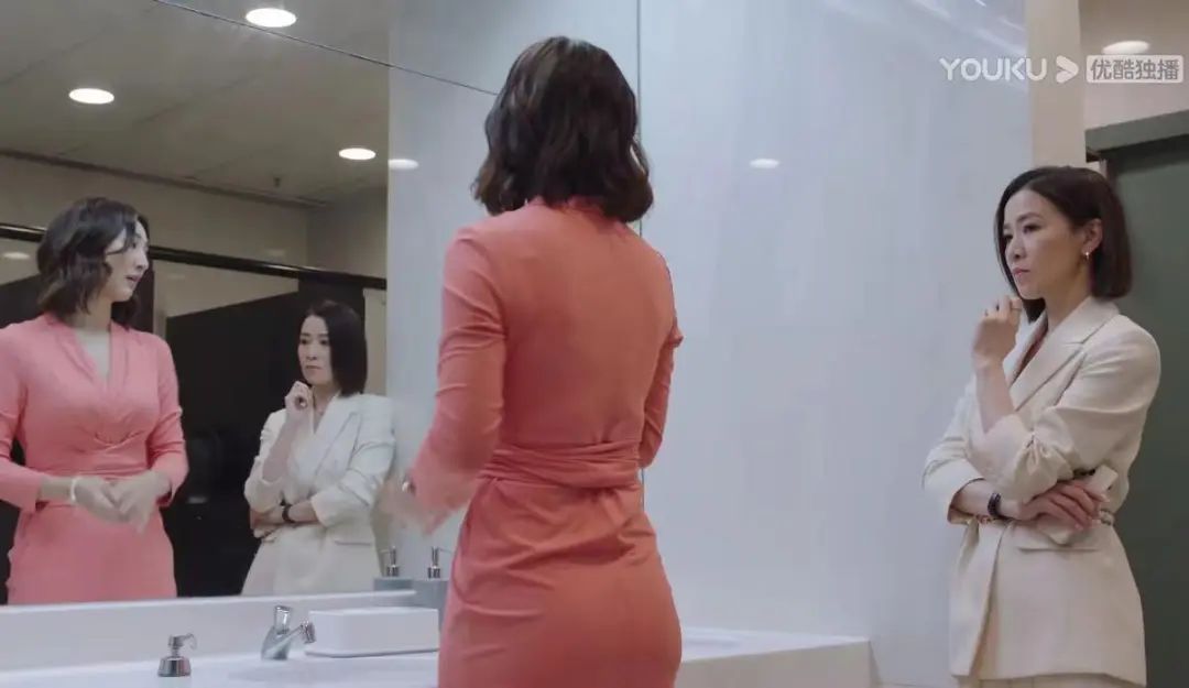 新闻女王最惊艳配角！现实中竟是学霸理疗师，拉高佘诗曼表演层次