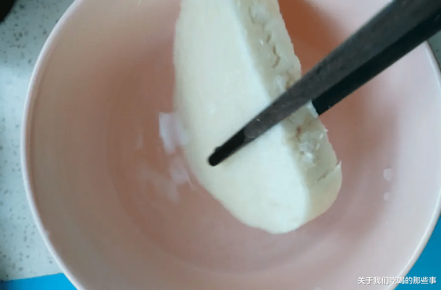 老照片|炸馒头片，不要裹蛋液，巧用一个料，馒头片更酥脆，吃着不油腻