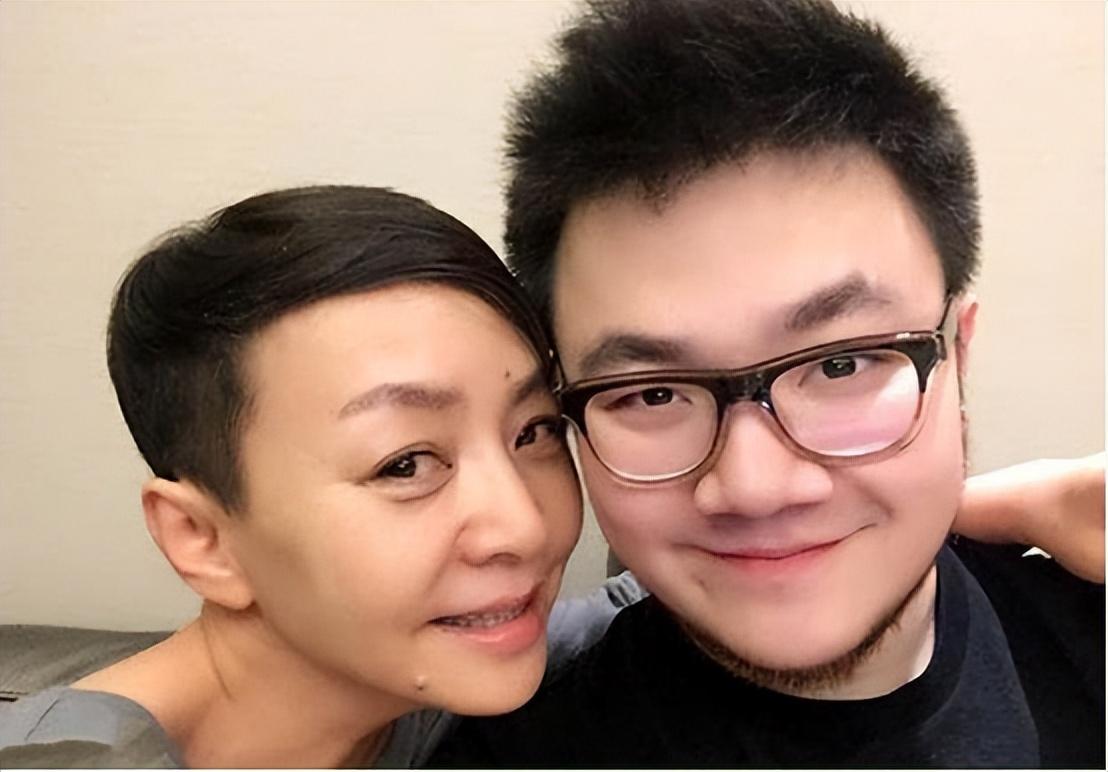 宋丹丹:年入5000万,独居在2亿别墅,儿子全家却蜗居在平房 - 社会资讯