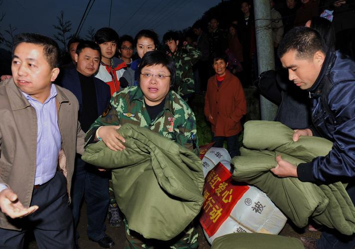 赵丽颖向涿州捐救灾物资,村里聊天群曝光,物资多得要用铲车拉!