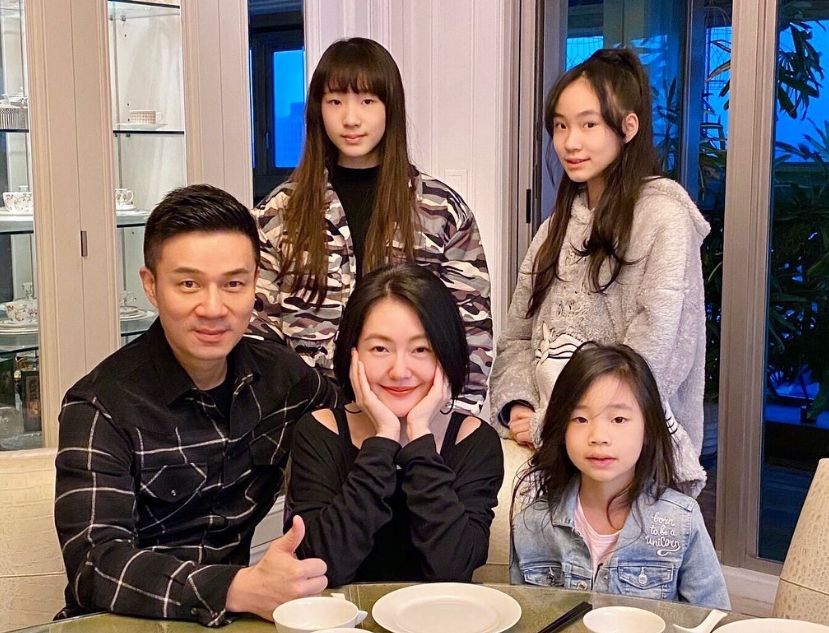 小S|小S两个女儿合体封面引热议,画风被指像非主流,动作诡异遭吐槽