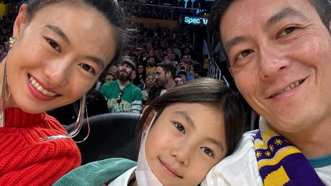 陈冠希晒一家三口观看NBA，无滤镜下皱纹抢镜，6岁女儿颜值气质瞩目