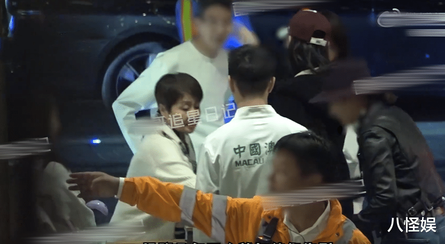 三代同游！奚梦瑶与婆婆聊天关系融洽，四太临别前抚摸孙子脑袋好宠