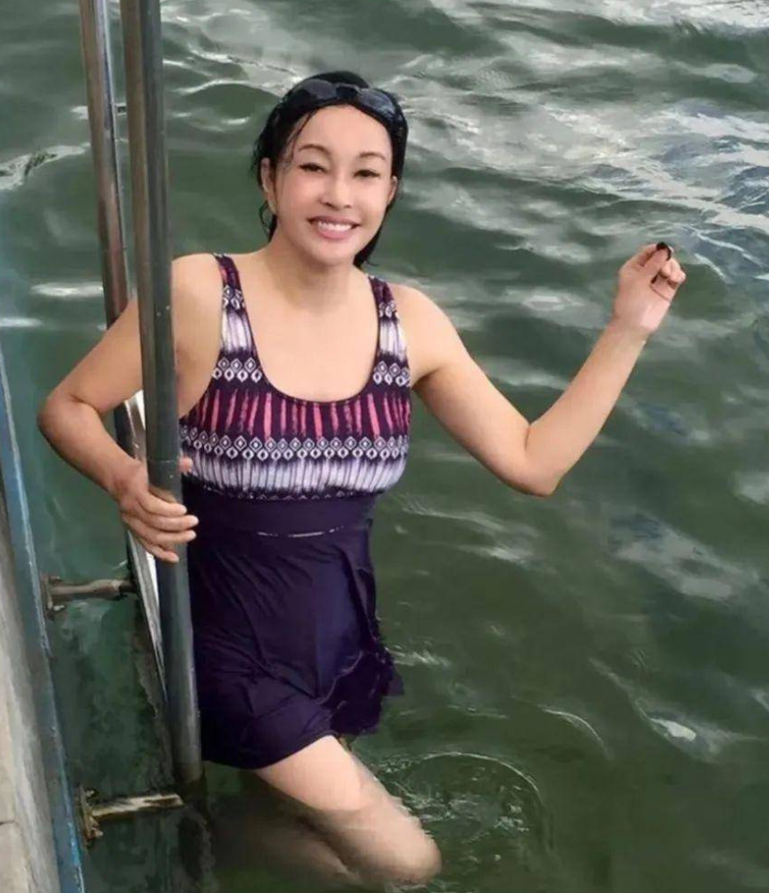 71岁刘晓庆公园跑步！网友：看着不像70岁，比我40都有精神