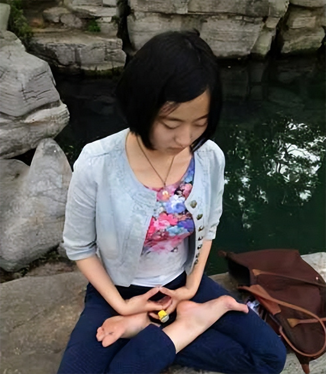 教师|山东女孩马滢:才貌双全,名牌大学毕业,为何不找工作出家当尼姑