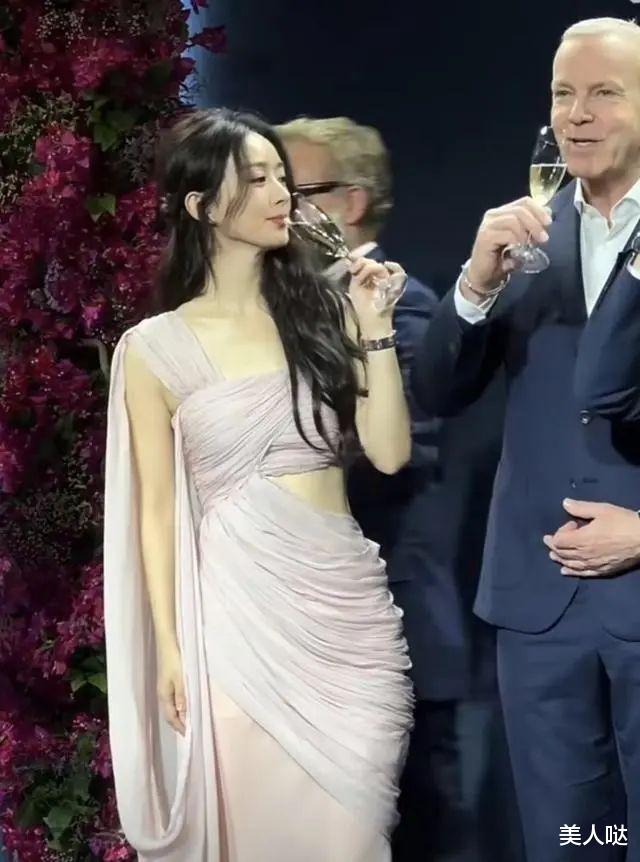 赵丽颖懒理恋爱风波,路人镜头下的她穿粉色挂肩长裙,温柔甜美还很显身材