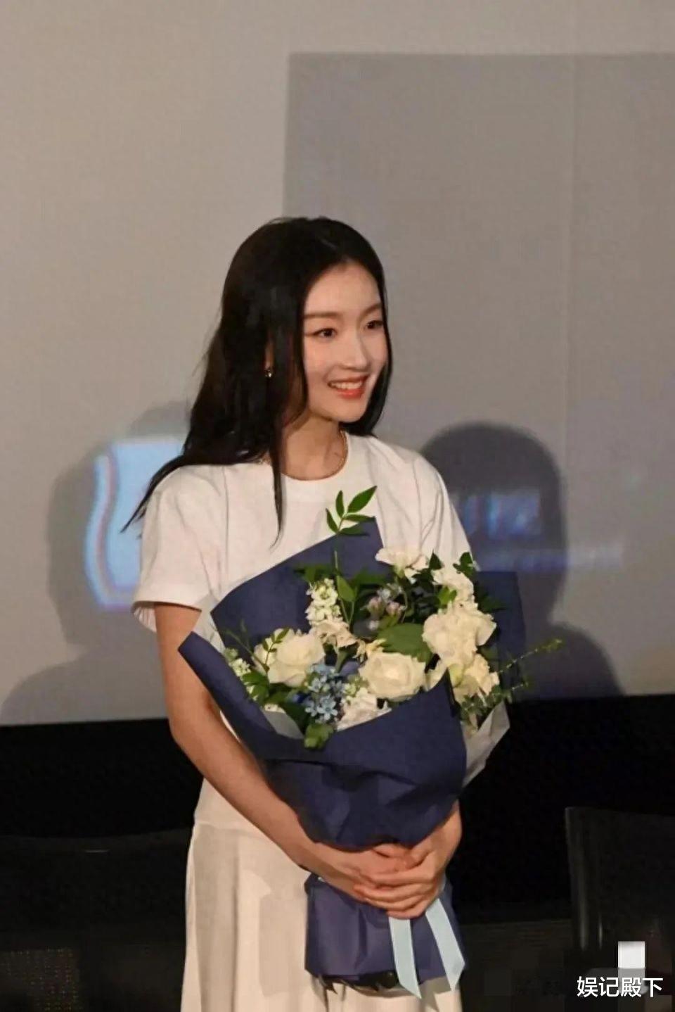 被爱情滋润后的周冬雨,外貌气质大变,但情商与思想才叫脱胎换骨