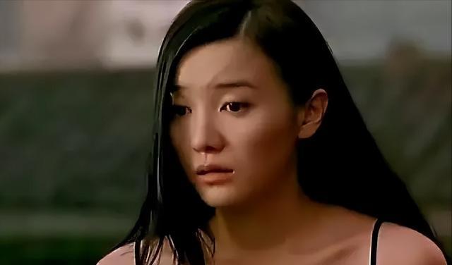 宋佳:靠“吊带”上位,与已婚名导同居,43岁的她活得又酷又飒