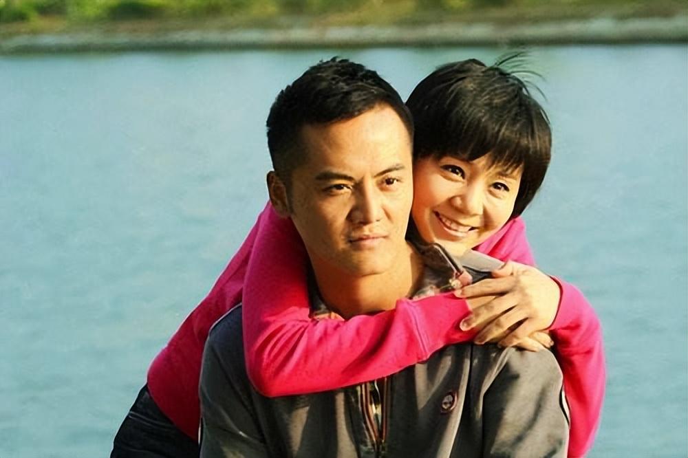 他是张嘉译的亲表弟,被表哥用11部戏带红,如今登上央视走红扩大