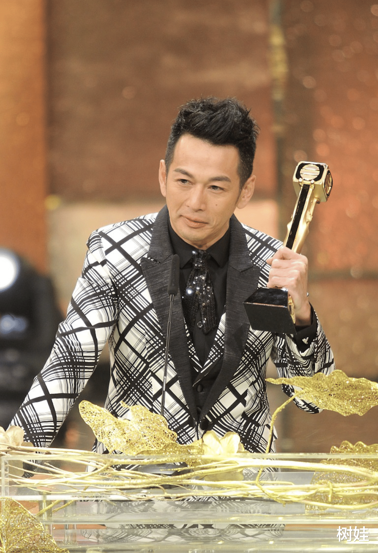 51岁TVB绿叶宣布离巢，入行30年发展平平，岳父资产45亿不愁生活