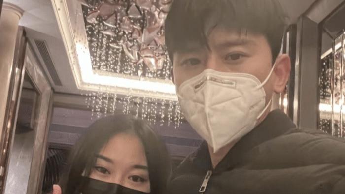 张杰|张杰婚内出轨？和女粉丝酒店大堂合照太亲密，女方倒在他怀中甜笑