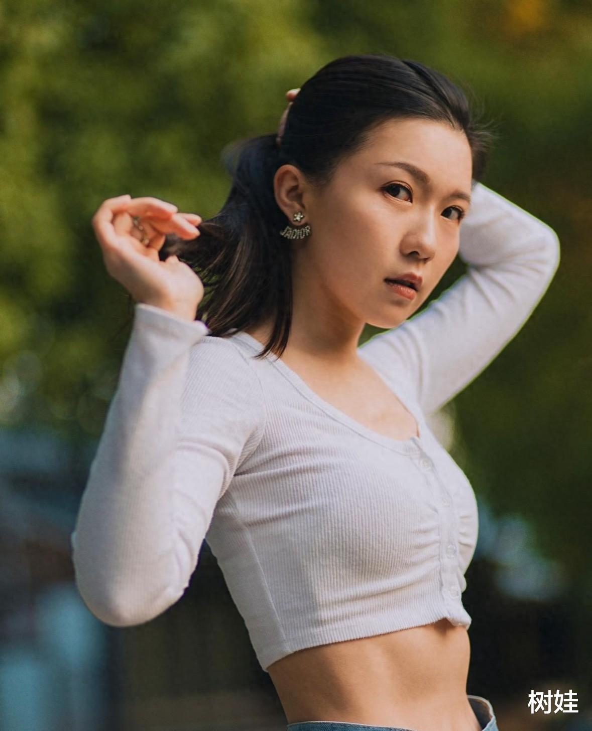 王晶34岁女儿自曝已转行，晒白领造型打扮端庄，称新工作有使命感