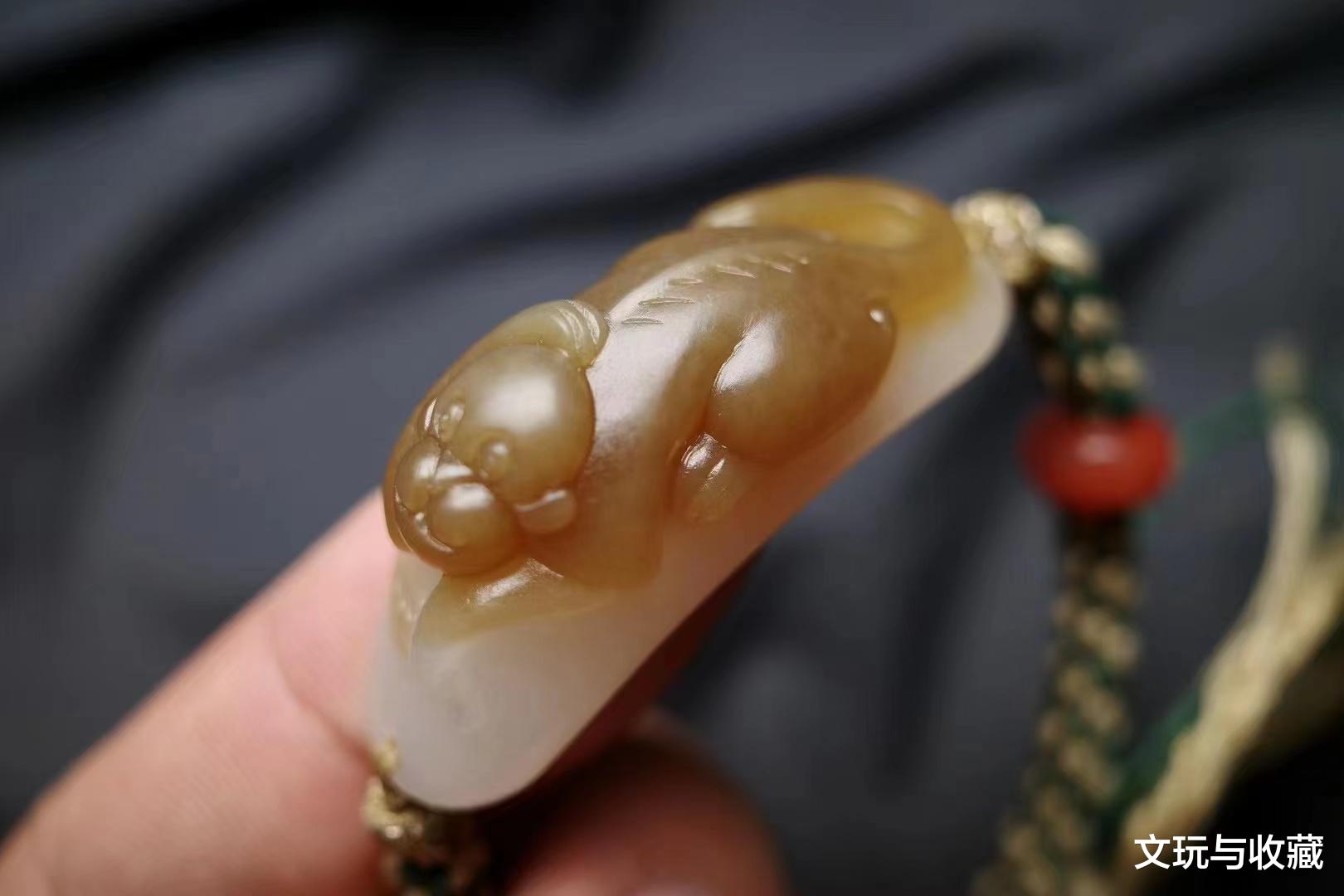 雕刻师从垃圾桶翻出来一块废料，欣喜若狂的比划起来