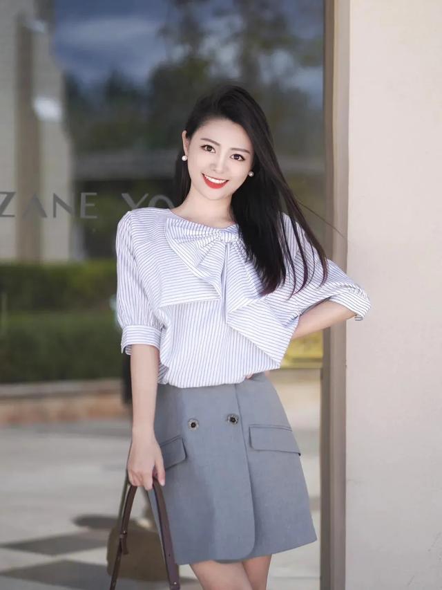 夏季职场女性的简约魅力,条纹衬衫与灰色短裙的搭配攻略