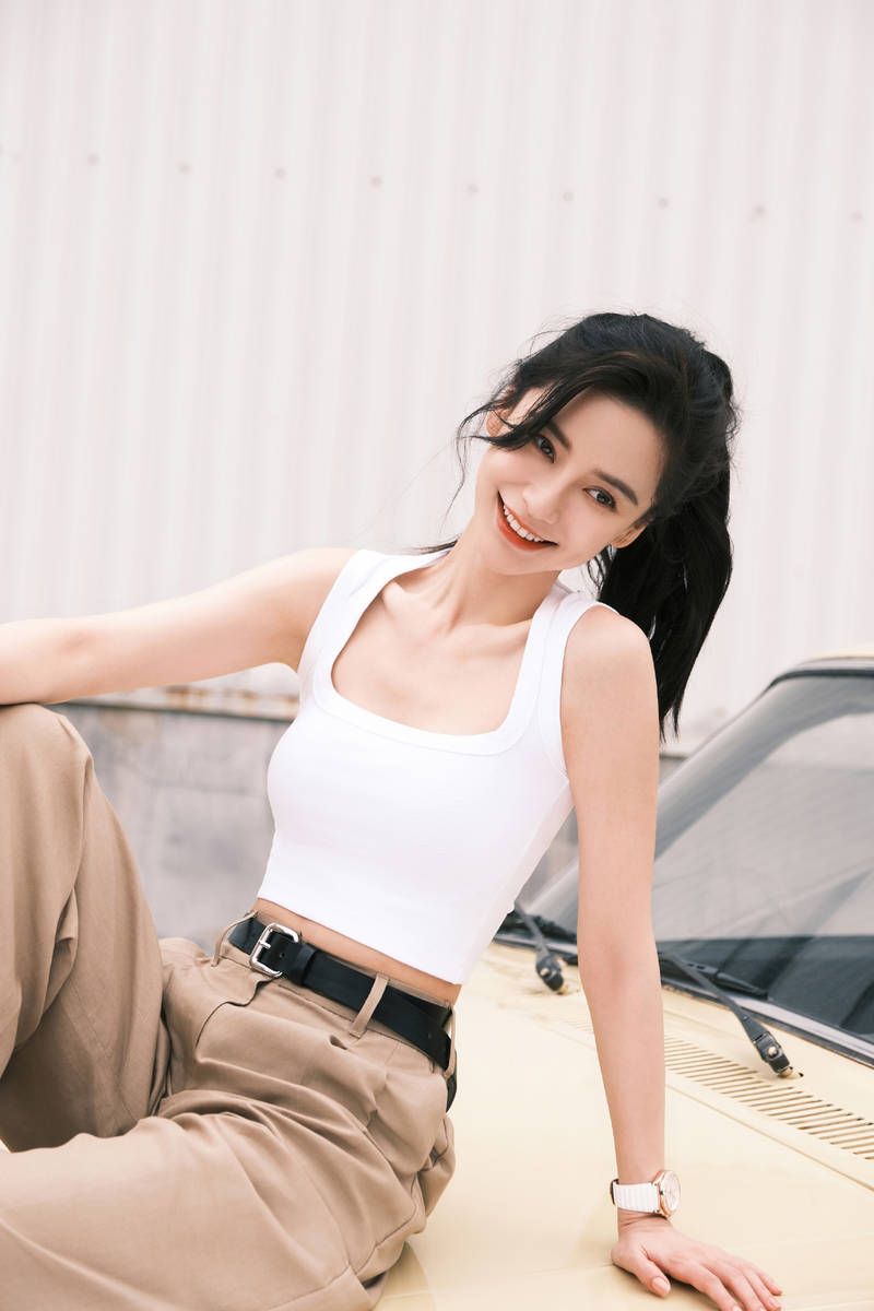 杨颖身着露腰上衣玩滑板 身材凹凸有致少女感十足