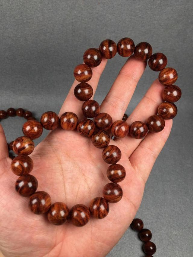 揭秘黄花梨手串:古典之美与匠心之作的完美结合