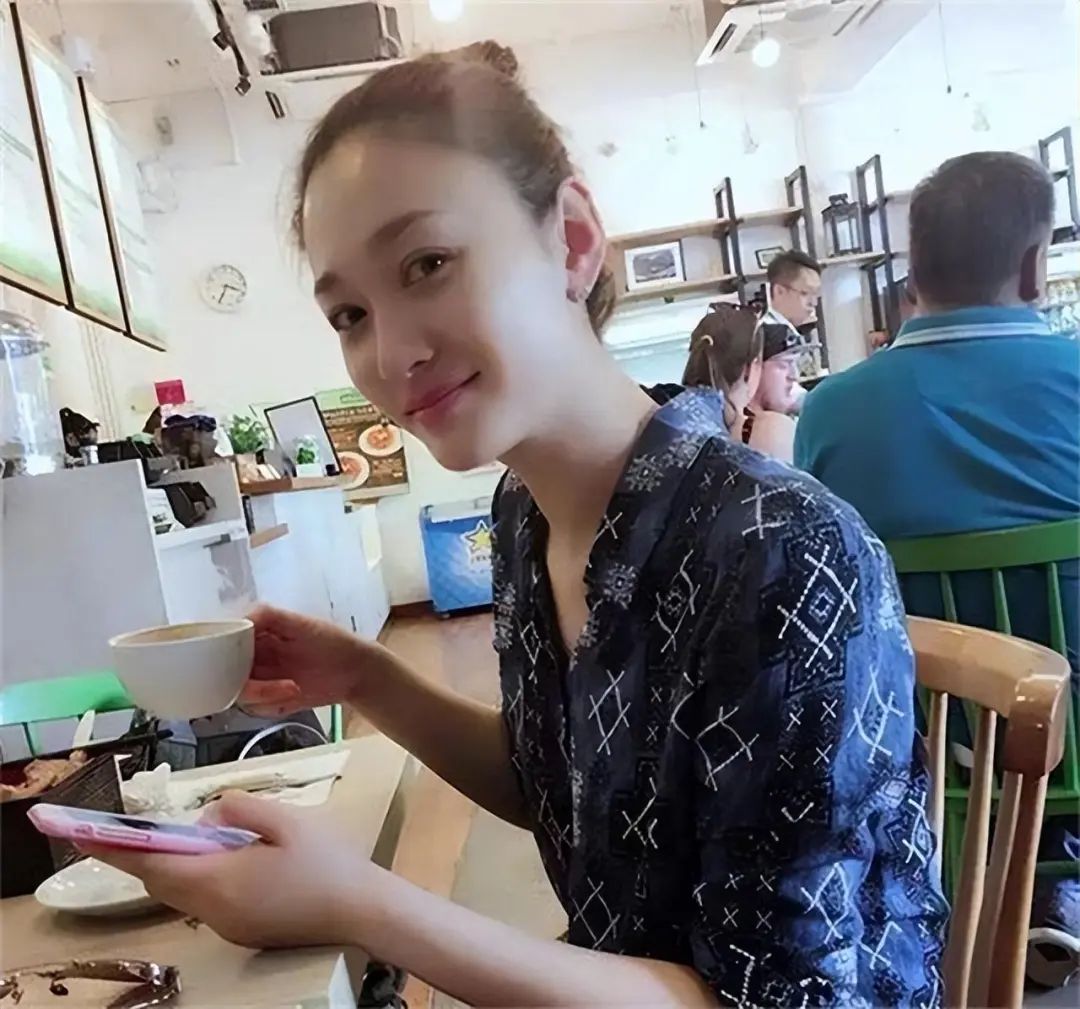 两次流产至今无子！富商老公却把她宠成公主，如今47岁仍美到发光