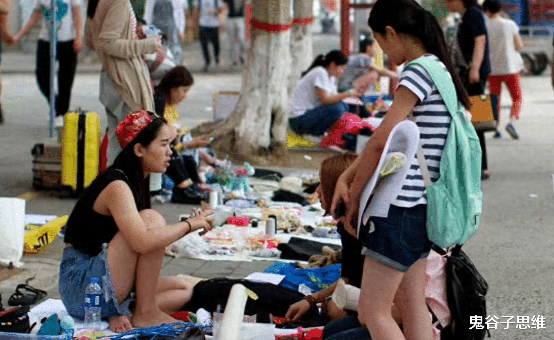 摆摊|人均上百的海底捞,为什么非要去夜市摆摊,摆摊真那么赚钱吗?