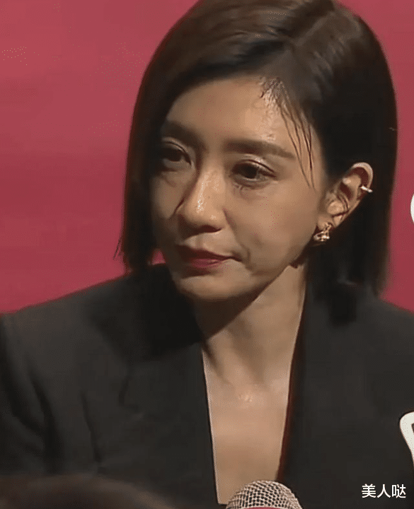 49岁贾静雯“断崖式”衰老，眼角皱纹用厚粉底都挡不住，全靠气质撑起！