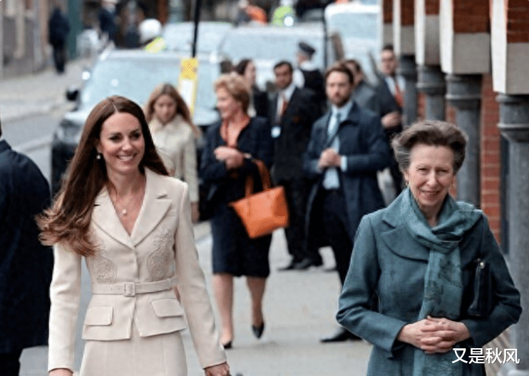 梅根与凯特的差距:凯特谦逊的跟着安妮,梅根却在抢安妮的风头