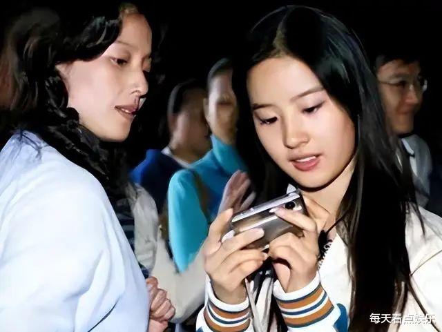 刘亦菲|刘亦菲妈妈：两婚两离不后悔，至今单身，长得比女儿漂亮太多