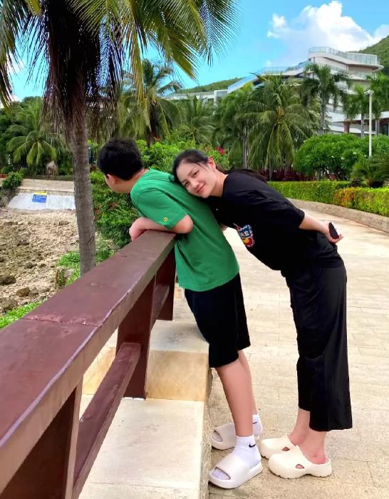 胡可与12岁儿子“约会”！安吉身高赶超妈妈，网友：胖过没丑过